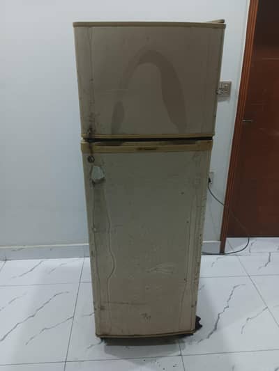 Dawlance medium sized fridge in 100% working condition