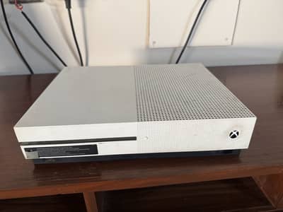 Xbox one S with 2 controllers