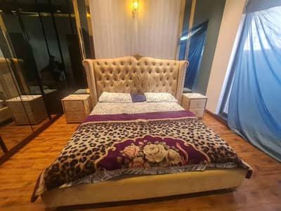 conditions 10/ 9  dressing table  and mirror available