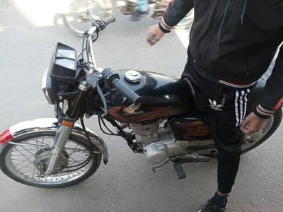 Honda 125 black color