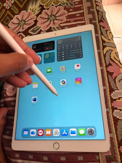 Apple iPad Pro 10.5 with apple pencil