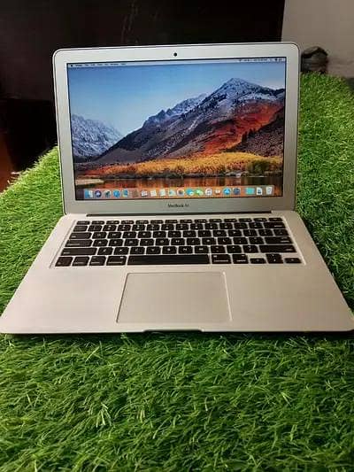 Apple Macbook Air ( 2017 )   Core i5 Processor 8gb Ram