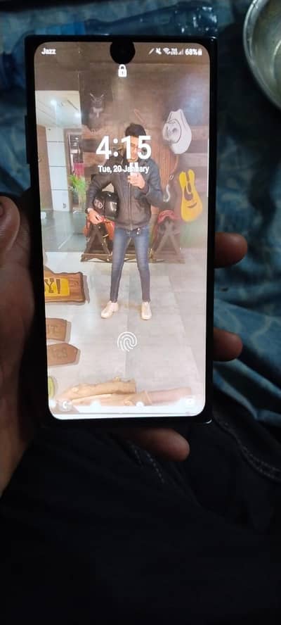 samsung note 10 plus sirf aik dot hy camery k pass pics me daikh skty