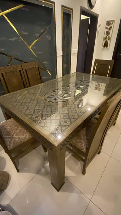 dinnig table with chairs