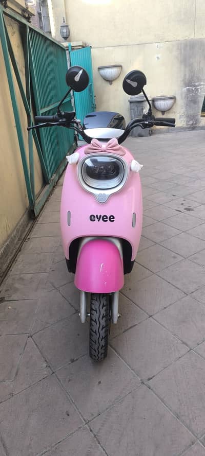 Evee Nisa Electric Scooter (white) in warranty with 10/10 condition