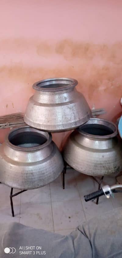 three 3 daigh in good condition