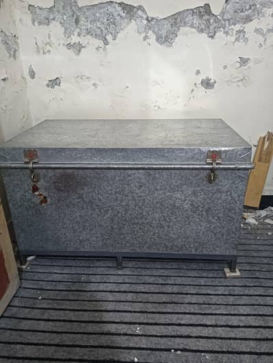 jasti 4 feet lambi or 2 feet choti peti , new condition