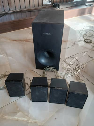 Samsung surrounding sound system Woofer and 4 speakers.