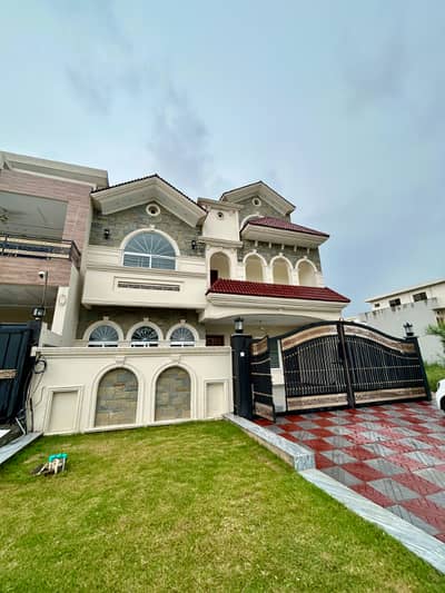 10 Marla Beautiful Park Face House Available For Sale