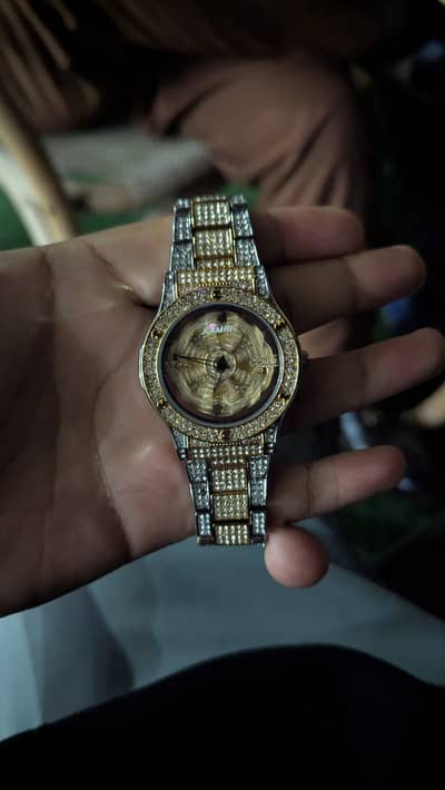 Brand New watch golden and diamonds