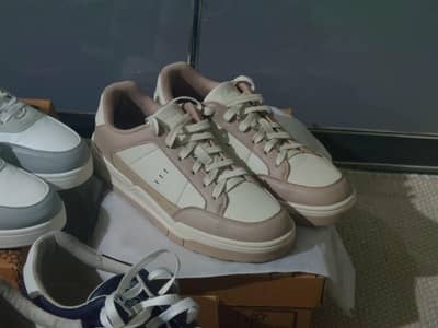 Box pulled outfitters sneakers