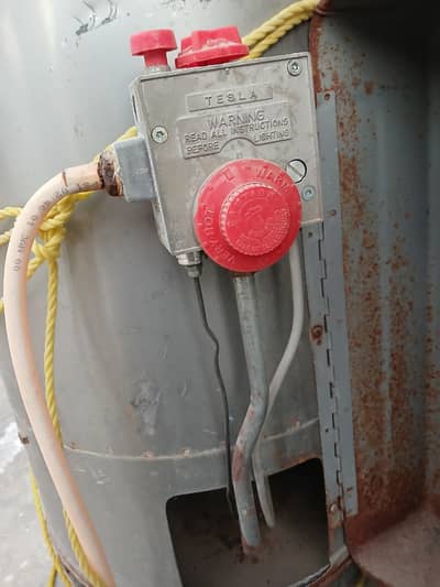 I m selling full size geyser only 6 month used brand new condition