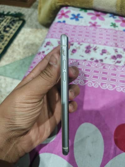 Iphone 11 pta approved 128 gb white colour contact num O33O. 3O168O8