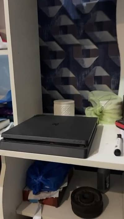 PS 4 NON JAIL BREAK MINT CONDITION