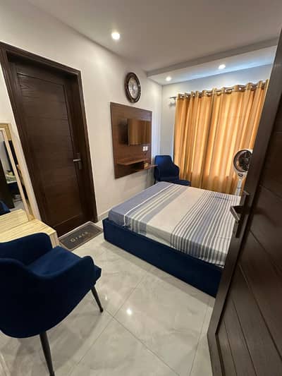 1 BED FULLY FURNISHED FULL LUXURY BRAND NEW EXCELLENT CONDITION FLAT FOR RENT IN BAHRIA TOWN LAHORE