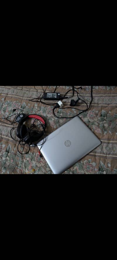 HP 7th generation Core i5 with Ronin mighty X headphones and charger