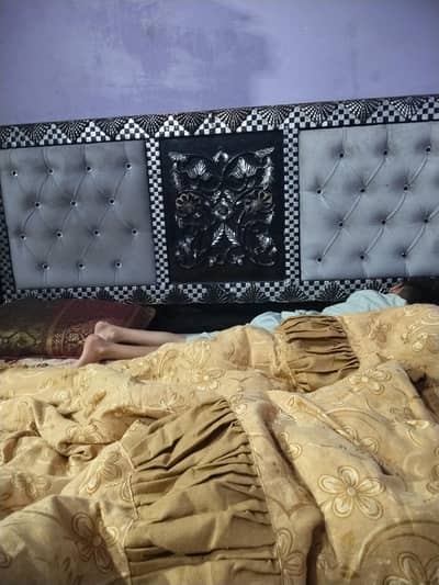 bed, dressing,or 2 side drawers one side  drawers large 2nd normal