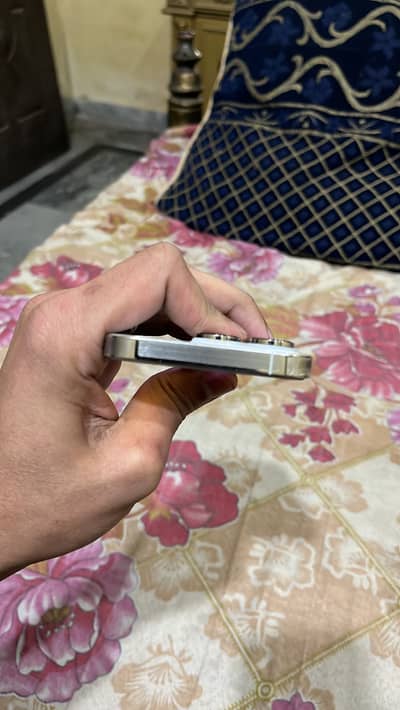 I phone 14 pro white colour