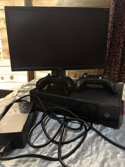 Xbox One With 2 Controllers And Gaming Lcd