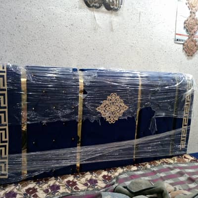 bed ka sat side table ha aur matras nai ha