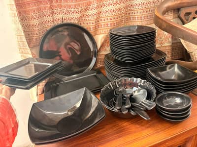 Black dinner set