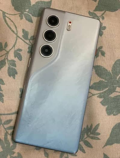 Tecno camon 40 pro (contact 03282391817)