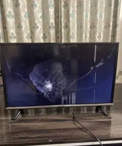 Panasonic 32 Inch LED TV – Screen Broken (For Parts)