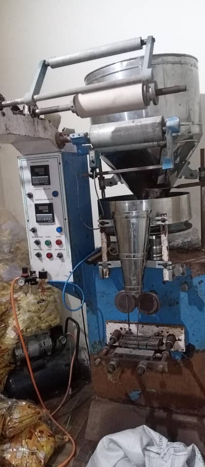 Paking machine with compressor