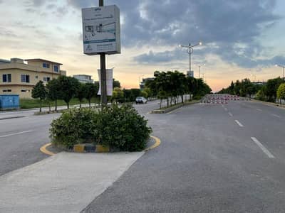 1 KANAL CORNER PLOT FOR SALE IN B BLOCK