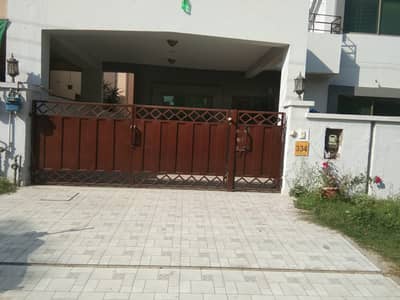 Ideally Located House Of 10 Marla Is Available For sale In Lahore