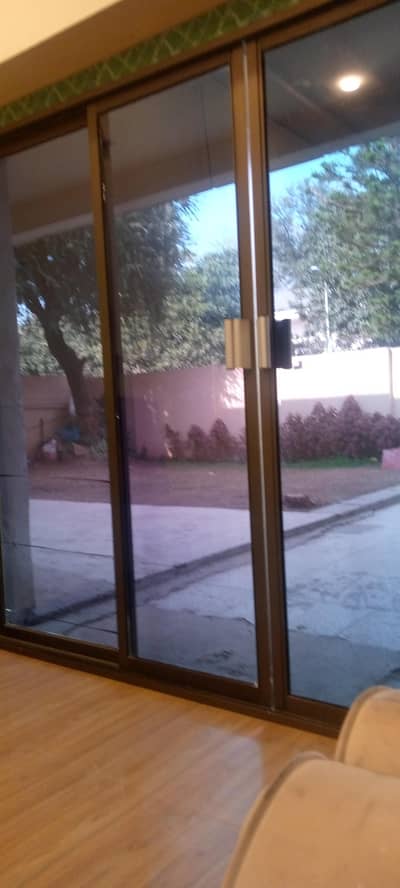 Driver ki zarorat hy plus ik cook bi Chaiy