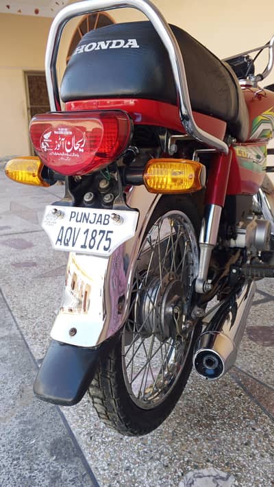 سی ڈی 70موٹر سائیکل ہے بھت اچھی کنڈیشن میں ہے بلکل اوریجنل حالت میں