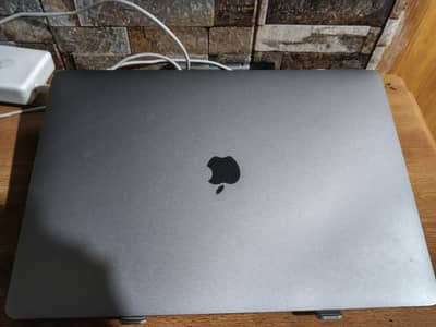 MacBook pro 2016 15 inch 16gb + 512gb ssd very good condition