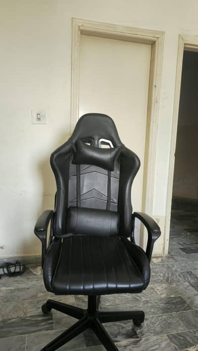 Gaming Chair/Executive Office Chair-Very Good Condition (Minor Tear)