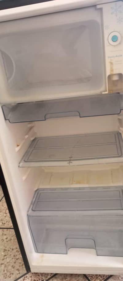 Dawlance single door fridge for sale in good condition.