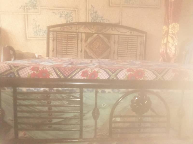 iron bed 0