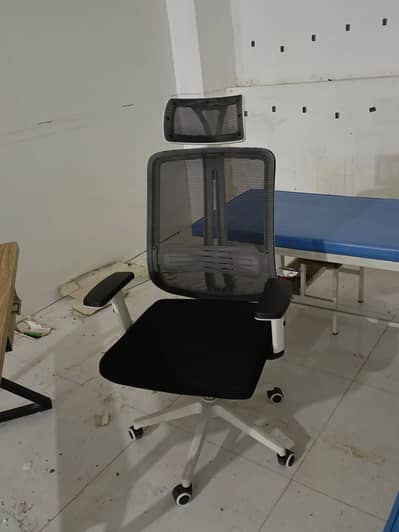 Office chairs and Table in almost new condition
