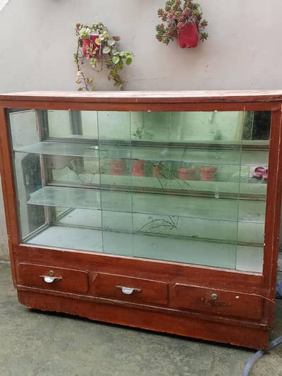 heavy glass shelves showcase