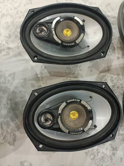 2 eight inch speaker , 2 nine inch speaker and 1 woofer Kenwood 12 inc