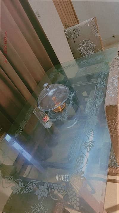 Dinning Table with 6 Chairs.