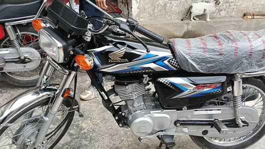 Honda 125 black used with extra care . . . scratch less bike
