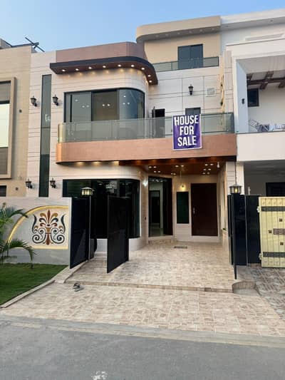 Hot Location 5 Marla House On 40 Feet Road For Sale In Park View City Lahore