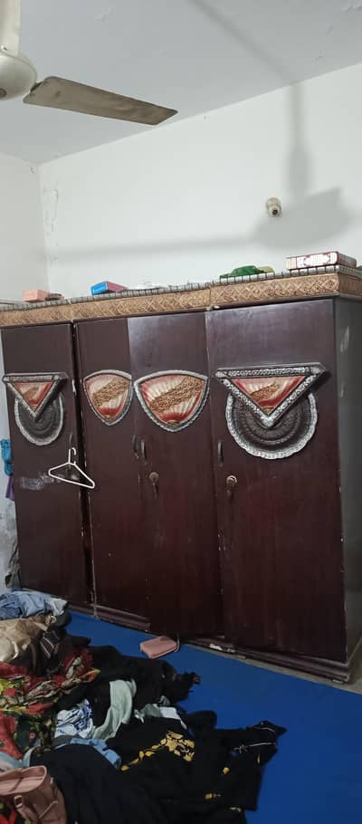 4 piece ma almari hai use ma