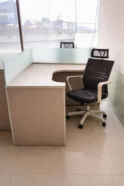 Office Workstation Table with Glass Partition – Good Condition