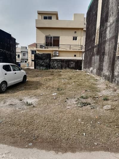 For sale  Ali block plot 5 Marla beautiful location  bahria town phase 8 Rawalpindi