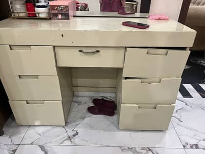 dresing table 2 draz khrb ha band krty hua arty ha