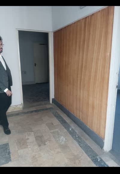 Rent commercial office 3bed lounch Askri 4 road facing