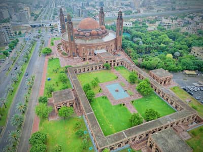 BUILDER LOCATION 10 MARLA FOR SALE IN GHAZNAVI BLOCK BAHRIA TOWN LAHORE.