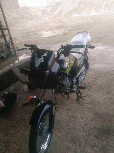 2017 model deluxe. . sereail. 98.         pone. . 03178309207