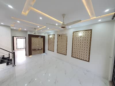 orignal pcitures 5 marla ideal location